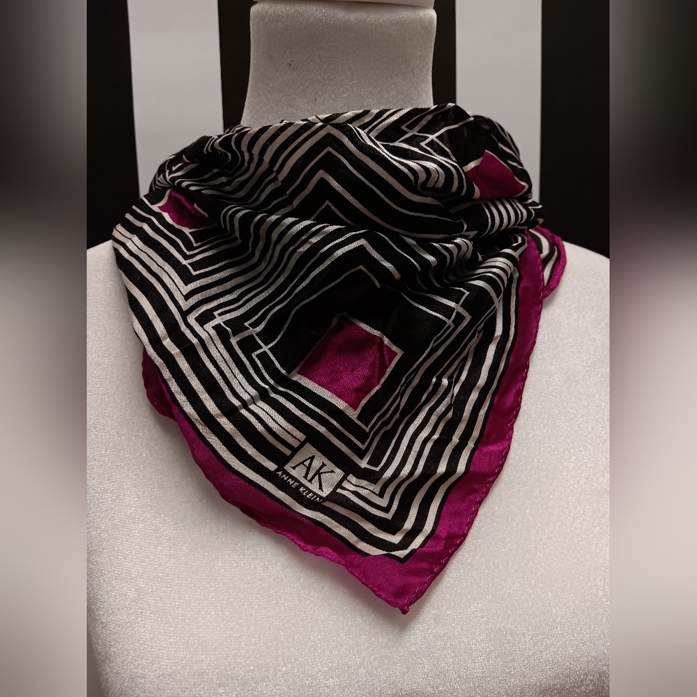 Geometric neck scarf